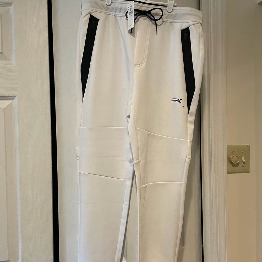 Men’s American Eagle white joggers size medium